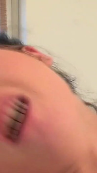 Una ragazzina porcellina spompina un uomo in profondità e si fa trapanare la sua fica sul divano