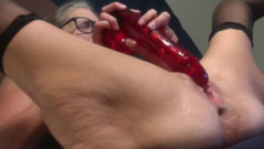 Squirting Senior: 熟女对她的红色大假阳具欲罢不能