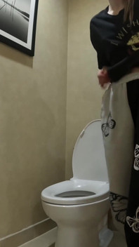 在厕所和浴缸里撒尿
