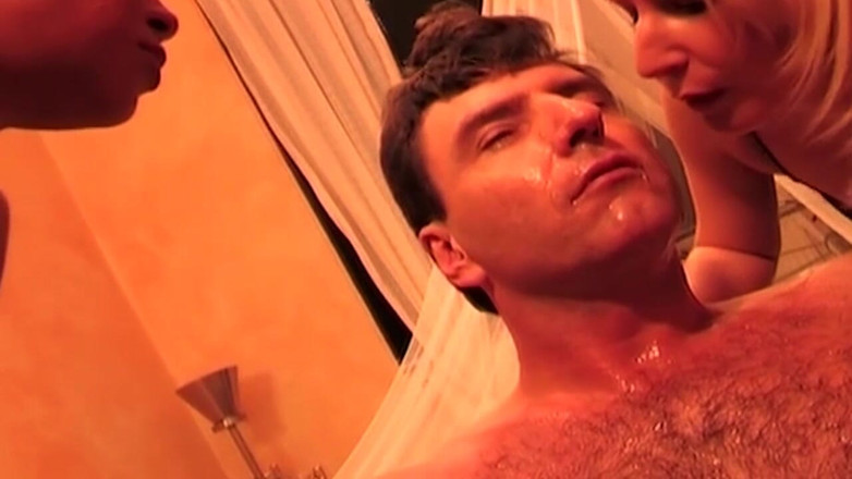 BDSM6.CLUB: 두 명의 음란한 밀프가 단정치 못한 침을 뱉고 눈물을 흘리며 얼굴을 흠뻑 젖게