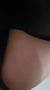 Sexy miLF matura si fa scopare il culo e sperma sulla sua gonna di pelle