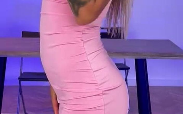 Monika Fox: Sexy Monika Fox em vestido rosa posando e tirando a...