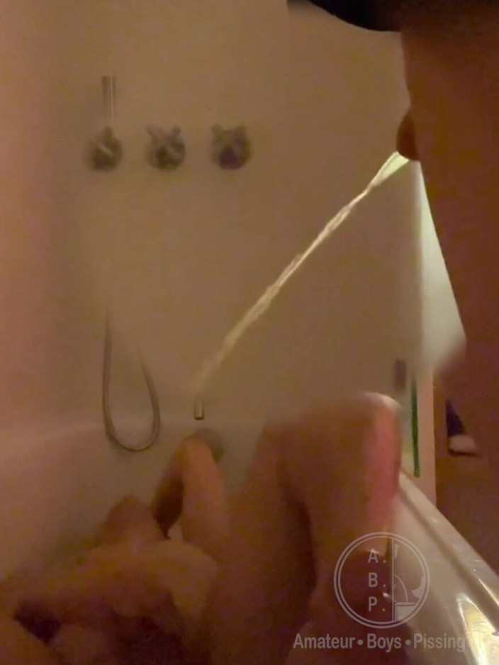 AmateurBoysPissing: Gewagt, Auf Meine Nackte Mitbewohnerin Zu Pinkeln, Die Hart Wird