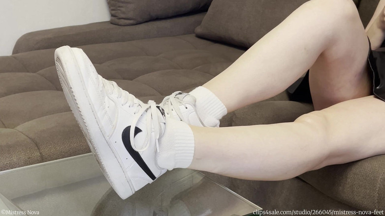 Mistress Nova Feet: Mistress Nova - provocação de tênis branco