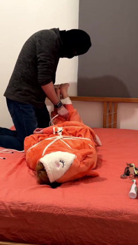 Miriam Legată și gâdilată în Onesie