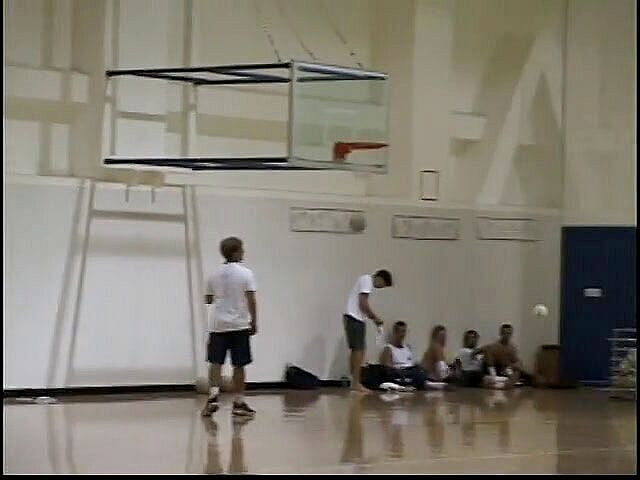 Fuck me Hard: ブロンドの女の子が曲がり、ロッカールームで彼女のお尻を食べます