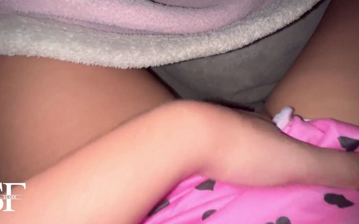 sofiasexxx: Estoy tan caliente que tengo que masturbarme