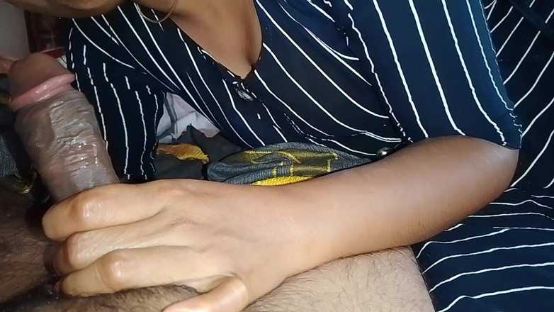 LEGSCOUPLE12: インドの村の女の子が夫のペニスを激しく舐めて渡す