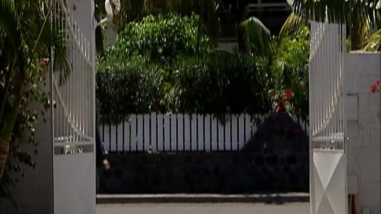 Erotic Club: Blondine spreizt sich weit für lesbisches fingern und tiefes hämmern