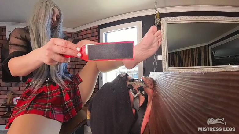Mistress Legs: Fotstoftfest Pedikyr i flera vinklar skrapar rakt in i slavens...