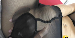 Katerina Hartlova: V černých punčochách a kouzelné hůlce