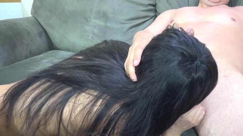 Gazongas: O curvă brunetă sexy are o pereche grozavă de țâțe care știu...