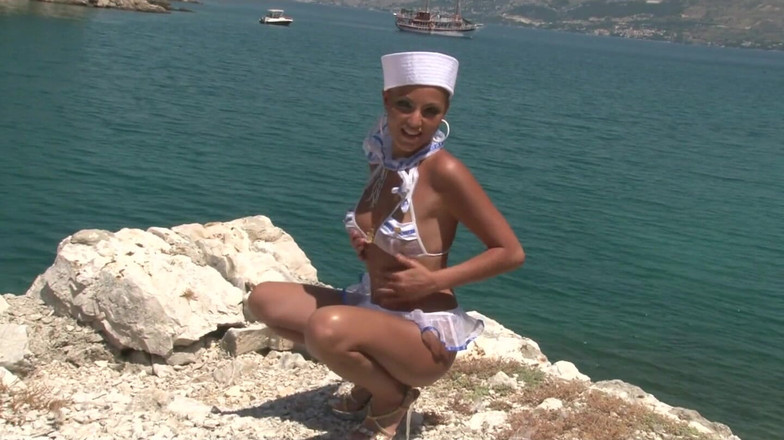 THAGSON CORE: Büyük memeli denizci bebek açık havada deniz kenarında teşhir ediyor