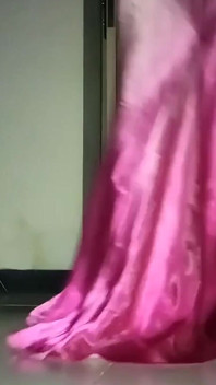 Cewek sange ini lagi asik masturbasi memeknya pakai satin pink shiny dan slippery long gown