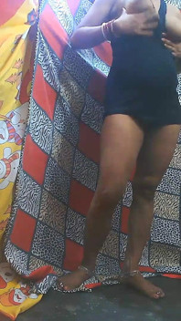 Bhabhi dalam pakaian hitam menghisap zakar saya dan saya mengongkeknya