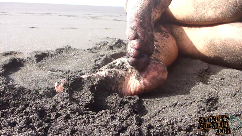 Sydneys porn life: Dirty feet, soles &amp; ass fetish on nudist beach!