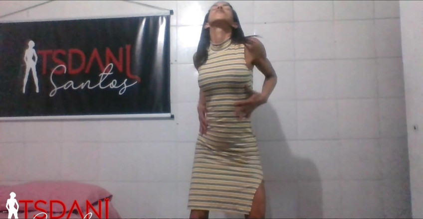 Tsdanisantos1: Seksi ve baştan çıkarıcı Daniela Santos dans edip sonra orgazm oluyor.