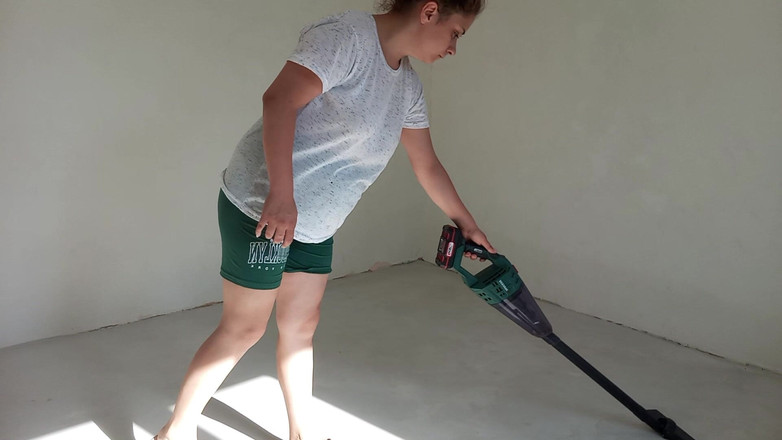 fartingclub01: La ragazza PAWG aspirapolvere in casa
