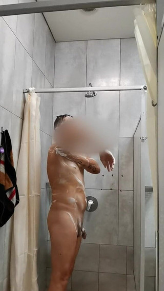 Wanker forever: Los machos se masturban en la ducha del gimnasio. Público...