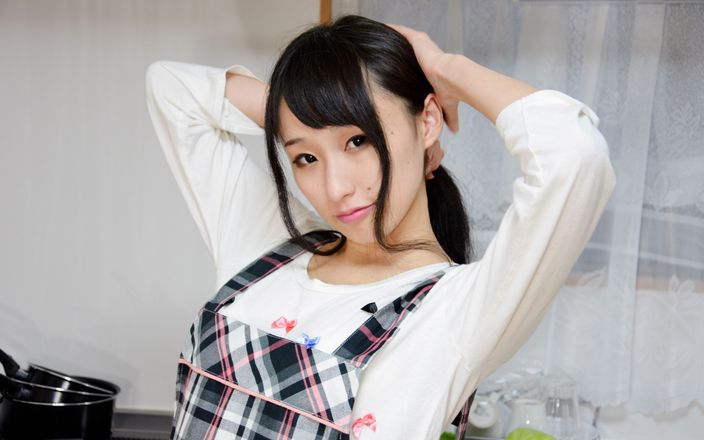 Go Sushi: Hot natural girl Sayaka Nanairo cooking and fucking