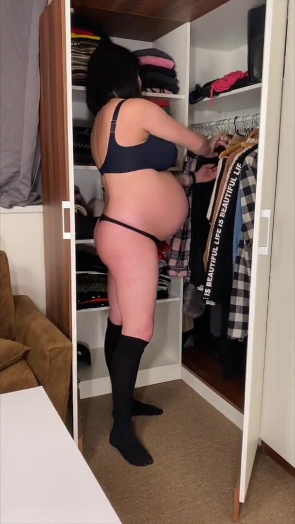 Shione Cooper: Pregnant Shione Cooper trying outfits at home