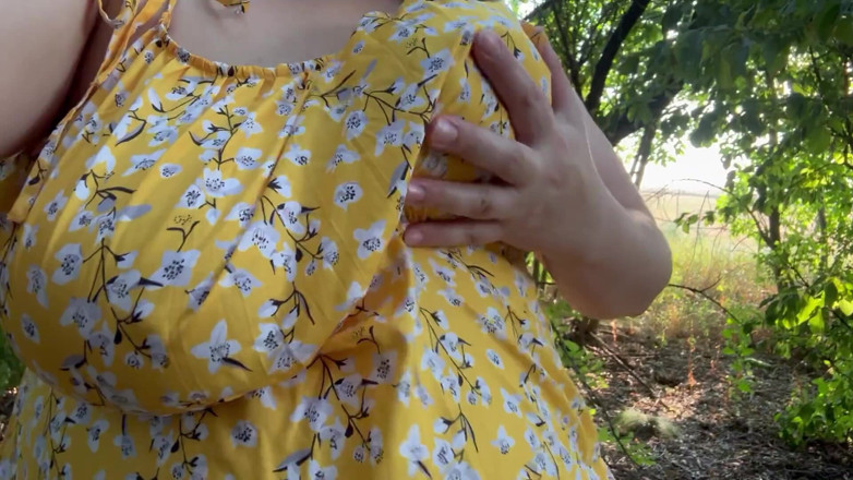 Milky Mari: Puszczalska milf pokazuje jej owłosione cipki na zewnątrz i masturbuje...