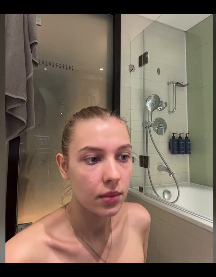 Jucie girl: Shower Show on Webcam