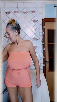 Dona de casa idosa Lukerya na Cozinha. Alegre flertação