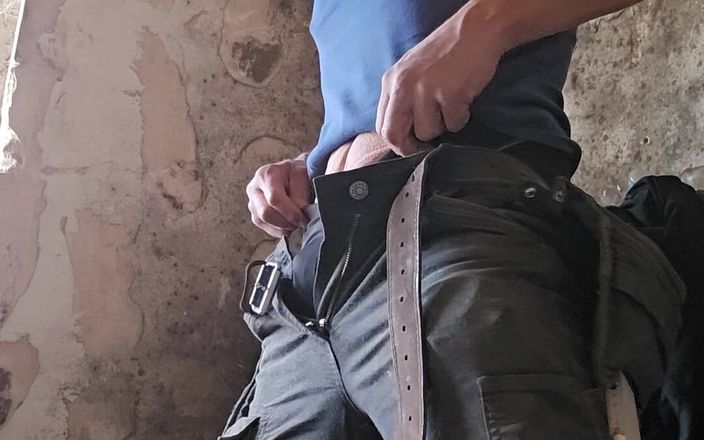 Chris_snoopy_91: Permanentemente bi-uomo lo prende e si masturba durante il lavoro...