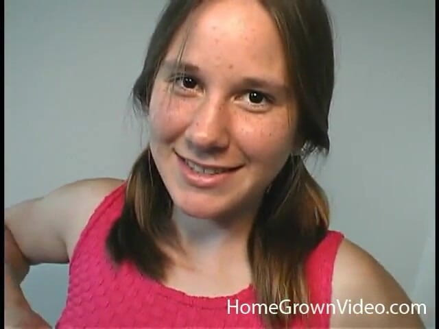 Homegrown Video: Alexia zalana w owłosionej cipce