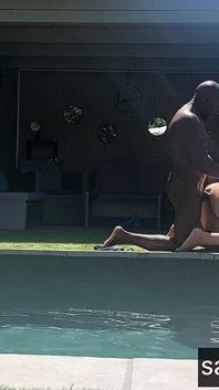 ルマカリーがプールでセックスされる