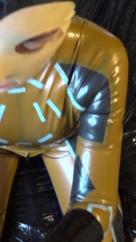 라텍스 마스크 얼굴에 사정하는 Latex Danielle