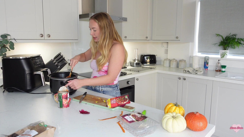 Brea Rose: 和继母一起做饭免费视频