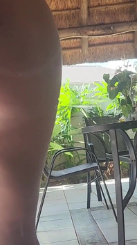 当我的继母在窗户上乱搞她的阴户时撸管