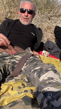 Fast Blowjob in the Beach - People Won't Stop Passing