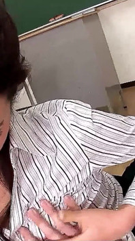 Japanse magere studententiener geneukt in strakke kut door leraar in trio