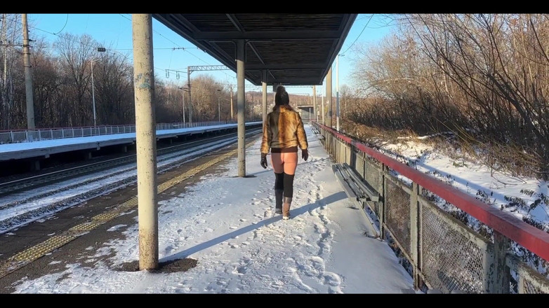 Juli Smith Meow: Порожня зимова стація - ідеальне місце, щоб забути, що ваша спідниця існує