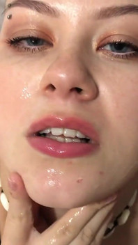 Fille Vilu Vidish et sexe femboy dans la salle de bain