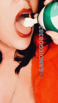 Si rambut coklat seksi makan krim disebat