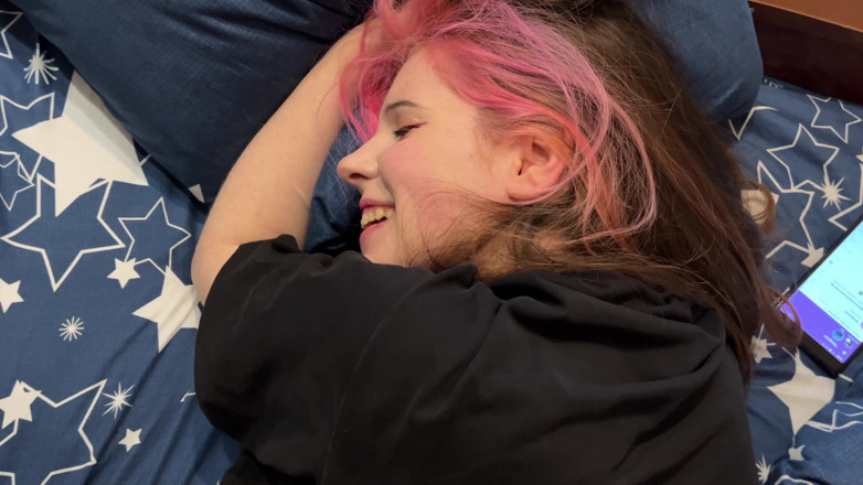 BubbleGum: Minha namorada é viciada em fumar e seu pau favorito