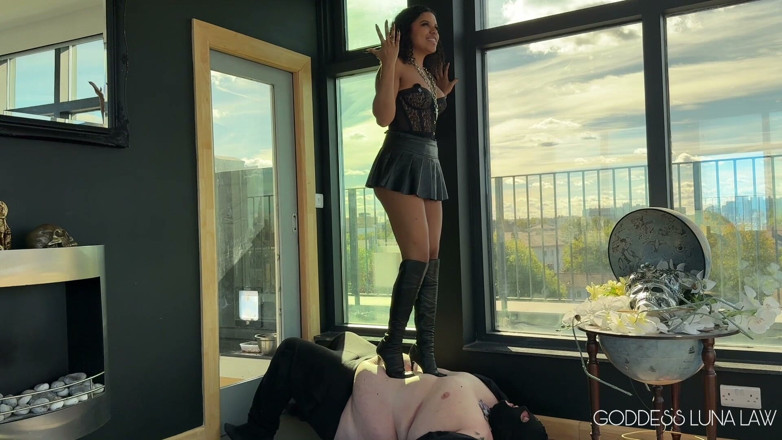 Goddess Luna Law: Mesmerised Foot Slave - Halloween