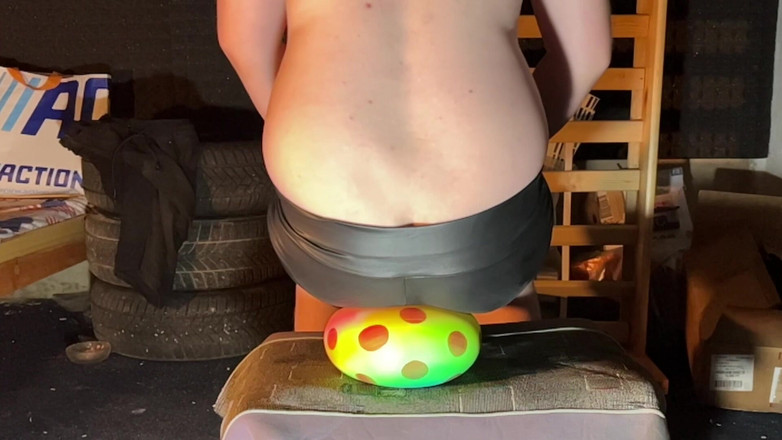 BeachBallsDuo: Cinci bile de cauciuc foarte moi au fost zdrobite cu...