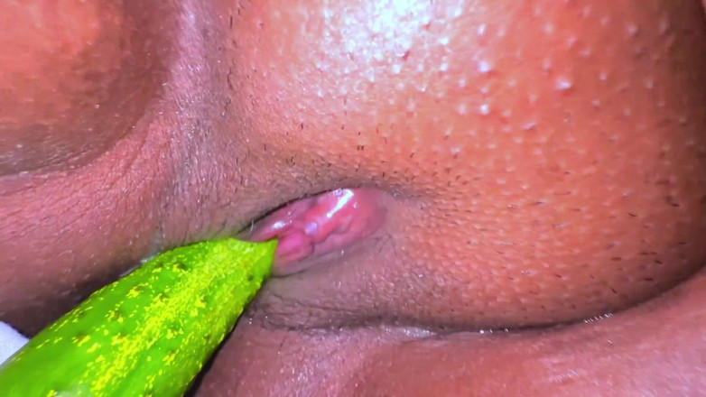 Aria Mia: Gorąca samotna dziewczyna wkłada ogórek w jej cipkę, ona chce...