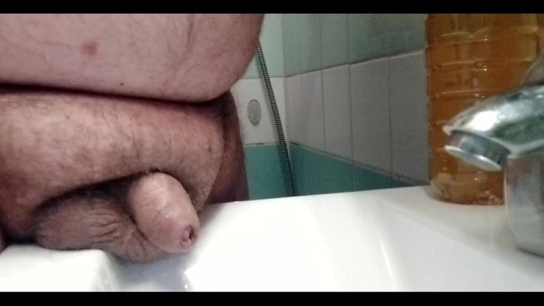Big Pisser: Суперчеловек-мастер вымыл необрезанный член подчистку и увлажняет, если с Tallow, дрочит оргазм, поток спермы