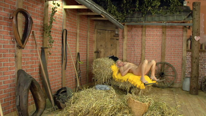 Deutschland porn: La giovane marrone viene scopata alla pecorina da un grosso...