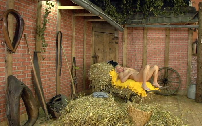 Deutschland porn: Młody Brown zostaje zerżnięty na pieska przez wielkiego twardego kutasa