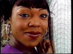 Ébano cachonda sabe cómo darle el placer correcto a este tipo blanco