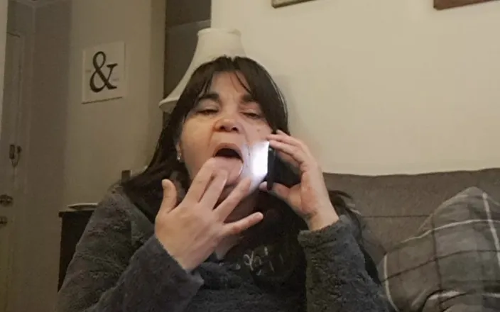 Mommy big hairy pussy: Cell Phone Call Causes MILF to Masturbate