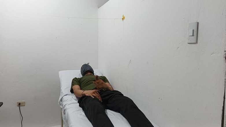 Goky: Un docteur pervers masturbe une bite au bureau