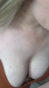 Sexy prsatá blondýnka dostane skvělý sex po kouření! Stříkání na velká prsa